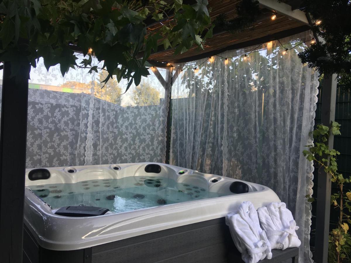La Villa Des Roses - Suite & Spa Lys-lez-Lannoy エクステリア 写真